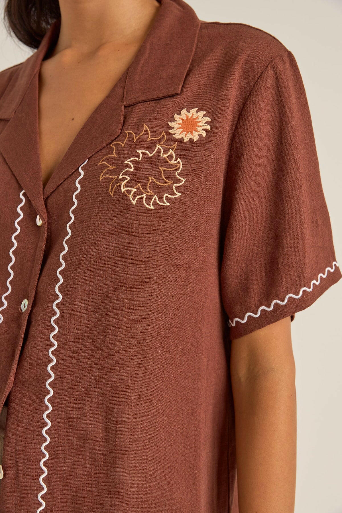 Solis Embroidered Short Sleeve Shirt - Chocolate